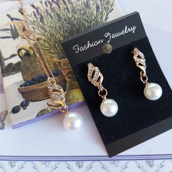 2/20$: White Pearl Necklace and Earrings Gold Set - Picture 2 of 2